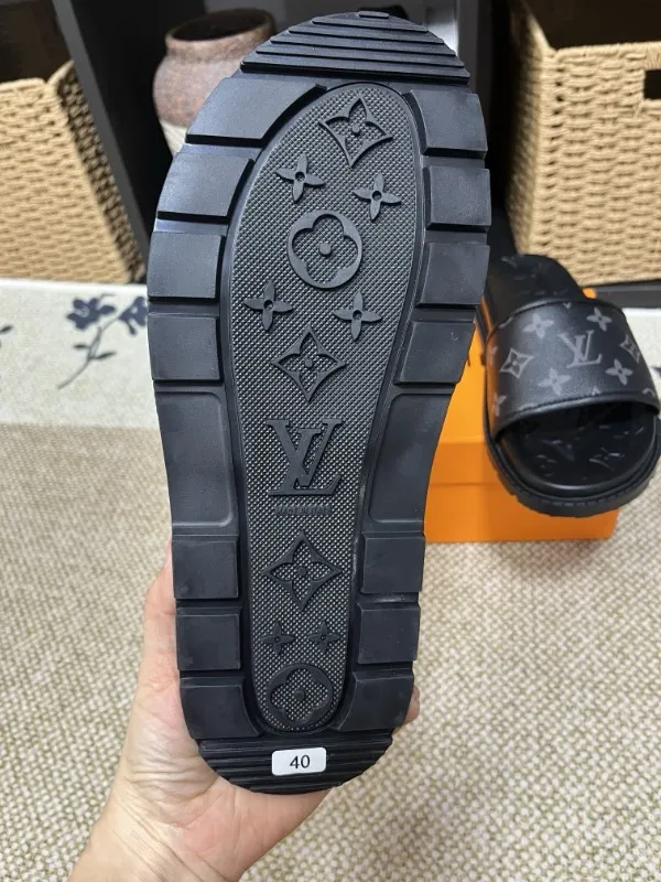 P270🏆Louis Vuitton 🏆[Louis Vuitton] Spring/Summer 2025 [Men's Flip Flops] 🎯🎯As an active family in the fashion industry ⭐ Lv is characterized by bold innovation ⚡Create this casual business style for Chinese fashionable men ✨The fabric is made of imported high-grade cowhide 🔥 Clean and neat ⚡Fashionable and elegant🌹Breathable, sweat-absorbent and deodorant👈So luxurious, high-end and domineering. 👍Must be sold if you repost the picture. Number of yards: 38--46. Color: 🎉 For large quantities. Welcome to repost.